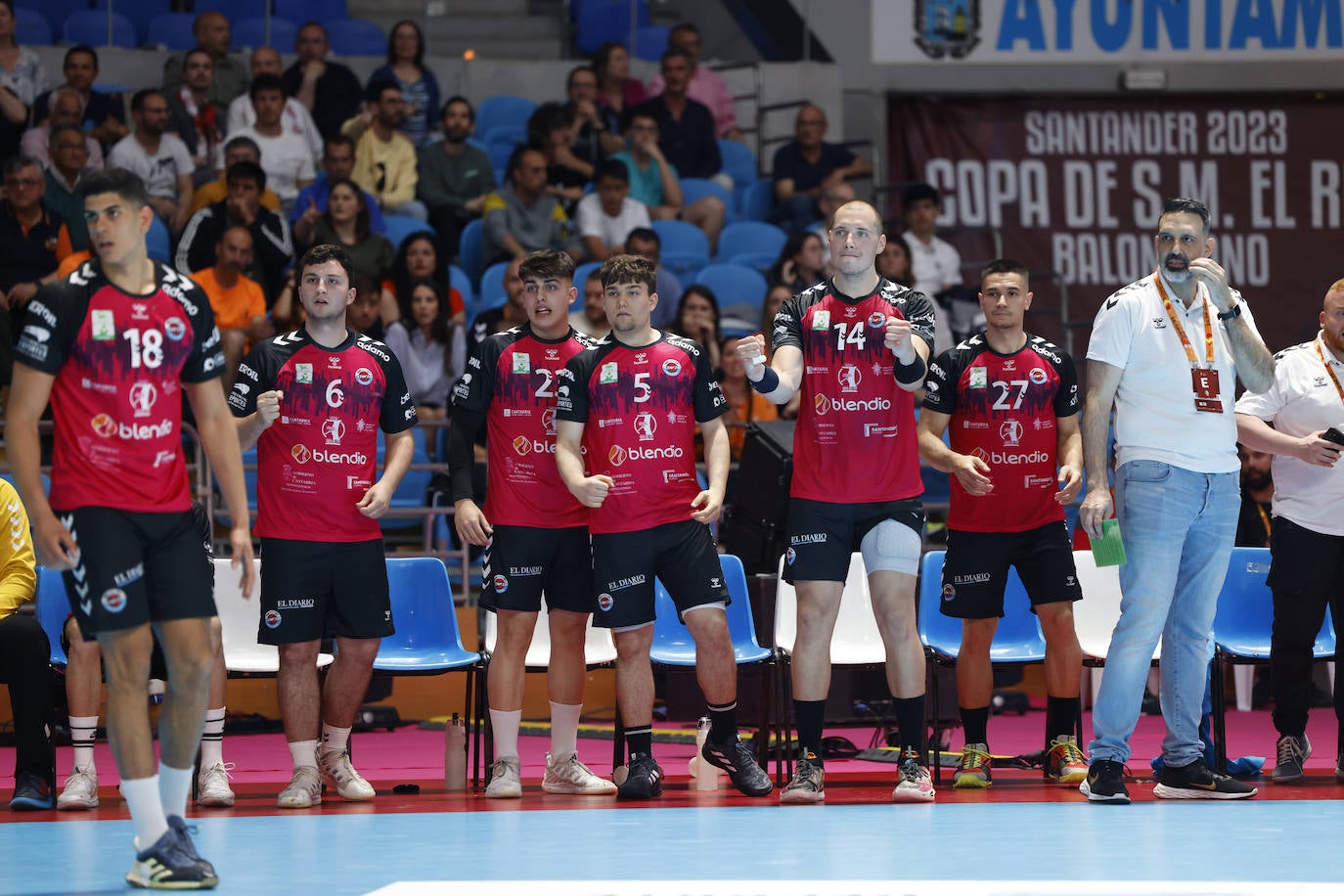 El banquillo sinfinista, en una fase del partido. El más emocionante de los cuartos de final.