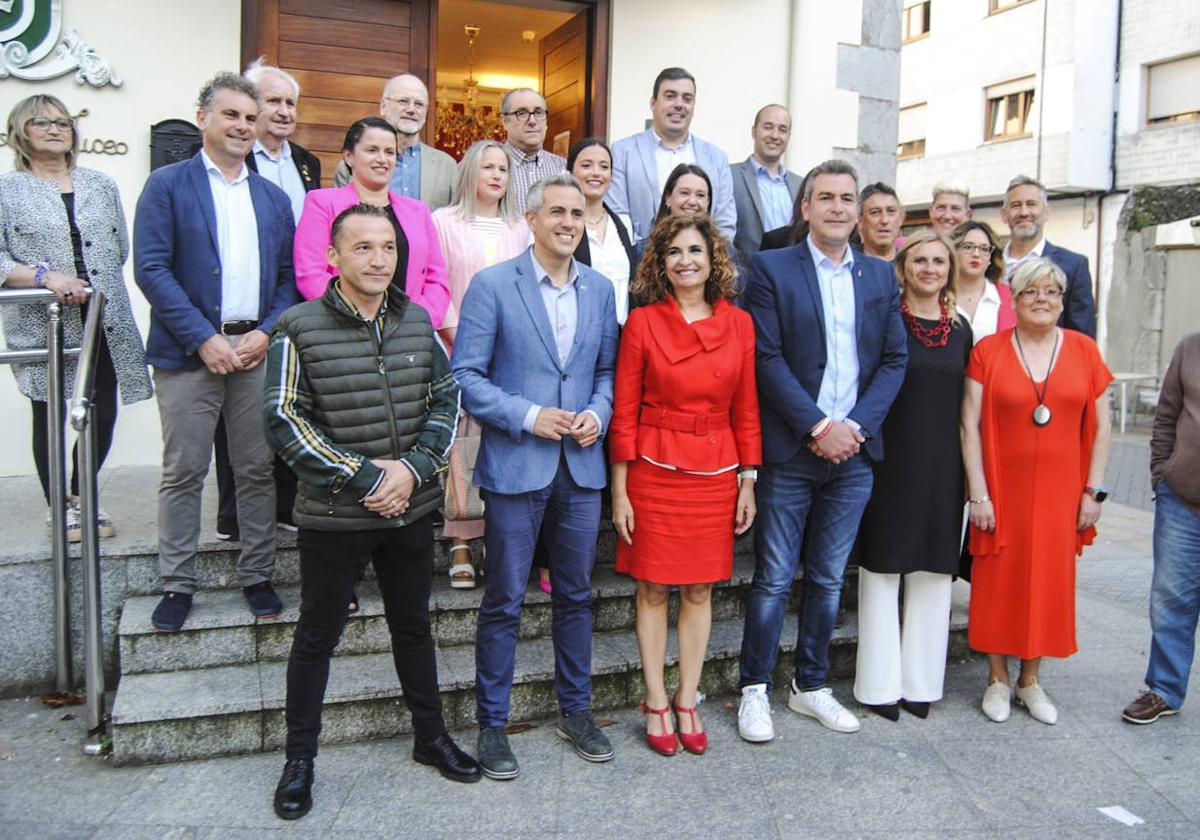 María Jesús Montero, entre Zuloaga y Abascal, posa con los miembros de la candidatura socialista de Santoña.