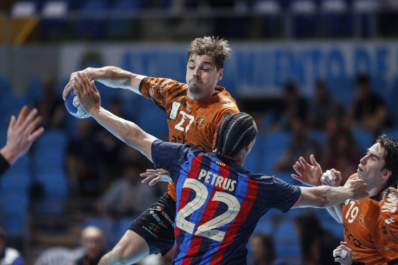 Casanova intenta superar la oposición de Petrus.