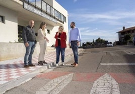 La alcaldesa, Esther Bolado, visitó las calles donde se llevará a cabo la renovación del asfaltado junto al concejal Íñigo Gómez y representantes de la Junta Vecinal.
