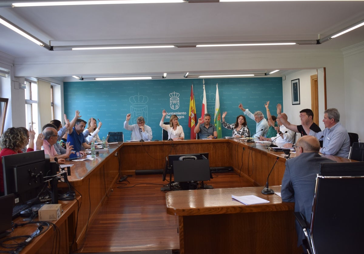 El Pleno de Piélagos aprobó por unanimidad la propuesta de dedicar a los maestros y maestras la plaza de Quijano.