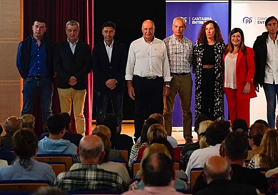 Buruaga, con los candidatos municipales en el Nansa el pasado jueves