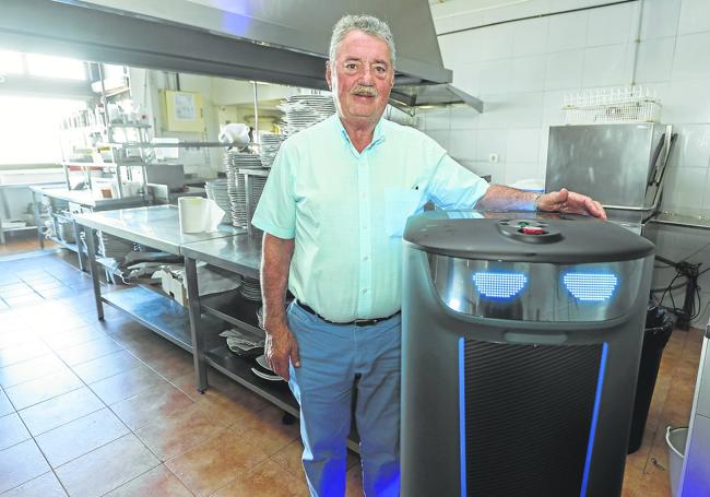 El empresario Suso Gómez ha incorporado esta semana un robot a su restaurante El Mirador de Suso en Suances.