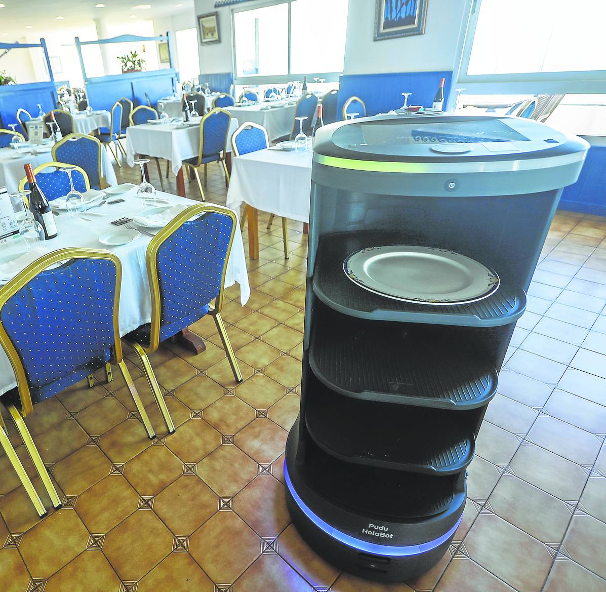 Imagen - El robot, en el comedor, programado para desarrollar su tarea.