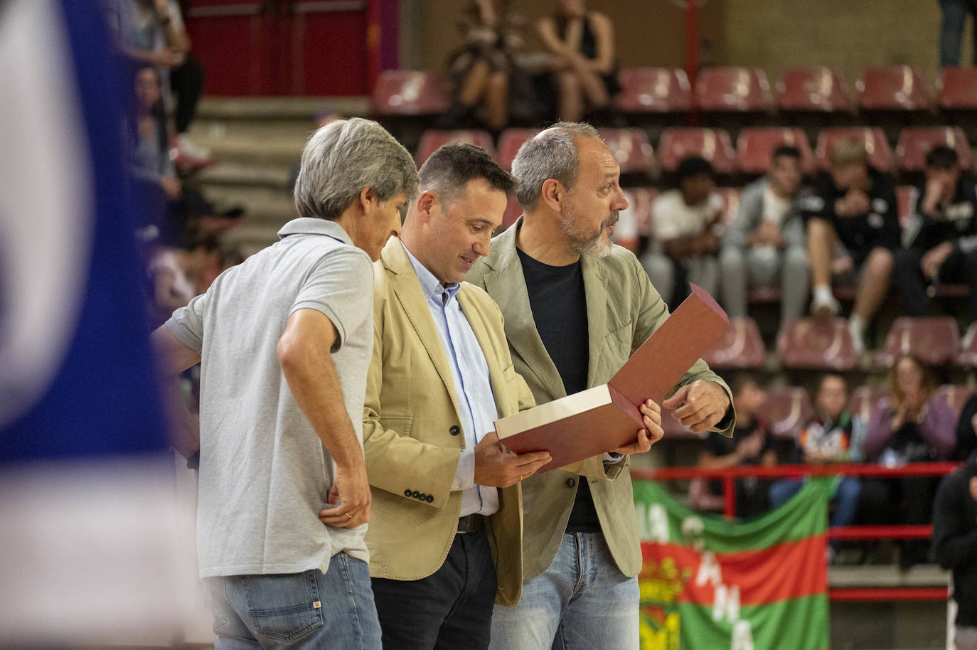 El homenaje a Pedro Mateu, histórico del Caja Cantabria, en la previa del partido.