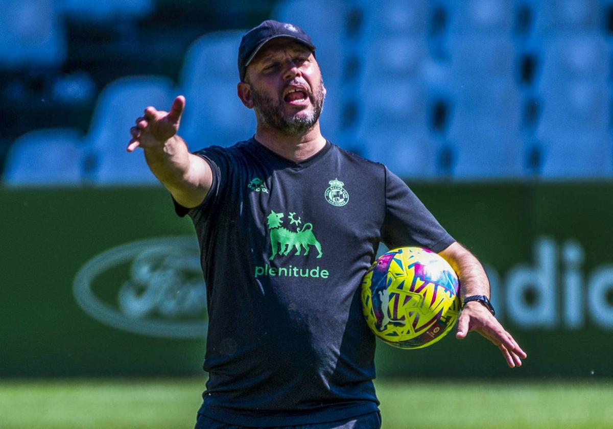 José Alberto da instrucciones a sus jugadores durante una sesión en los Campos de Sport.