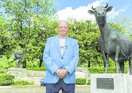 Jesús Ceballos posa junto a la popular vaca frisona del monumento, que se inauguró a primeros de mayo del año 1983.