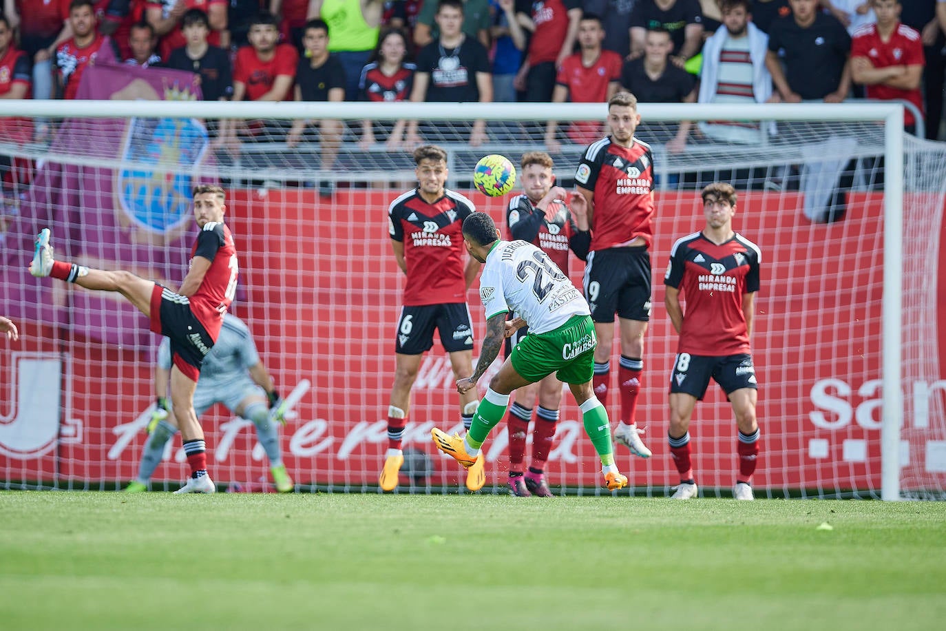 Juergen lanza la falta que culminará con el gol del empate.