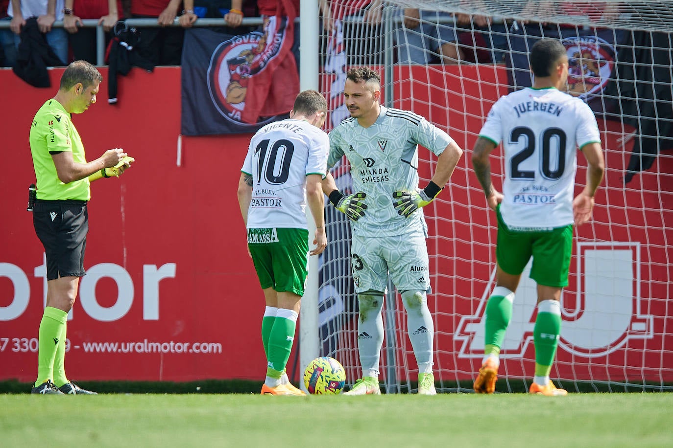 Íñigo Vicente, ante Alfonso Herrero, se dispone a lanzar el penalti.