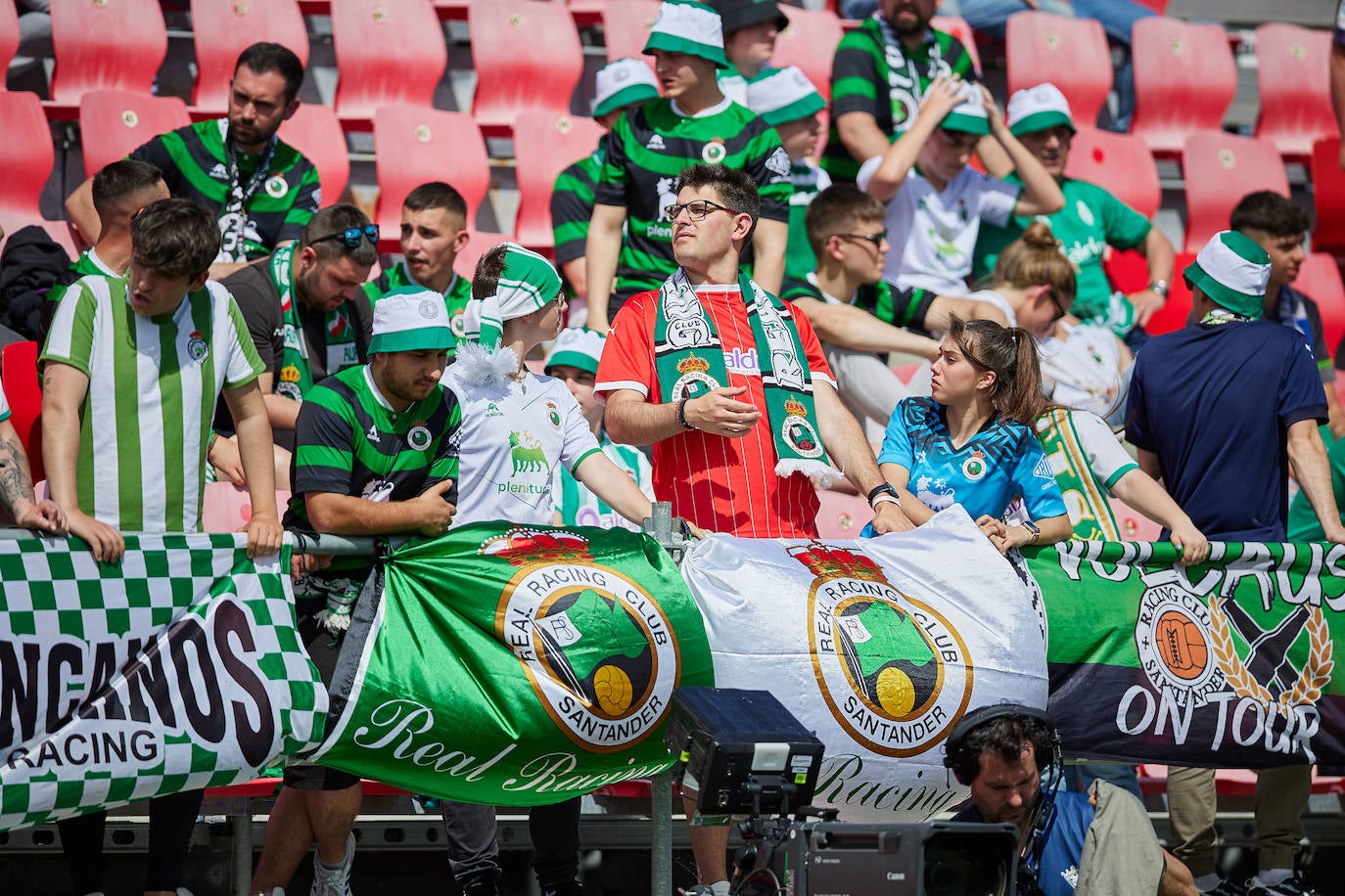 La hinchada cántabra, en el estadio del mirandés. 