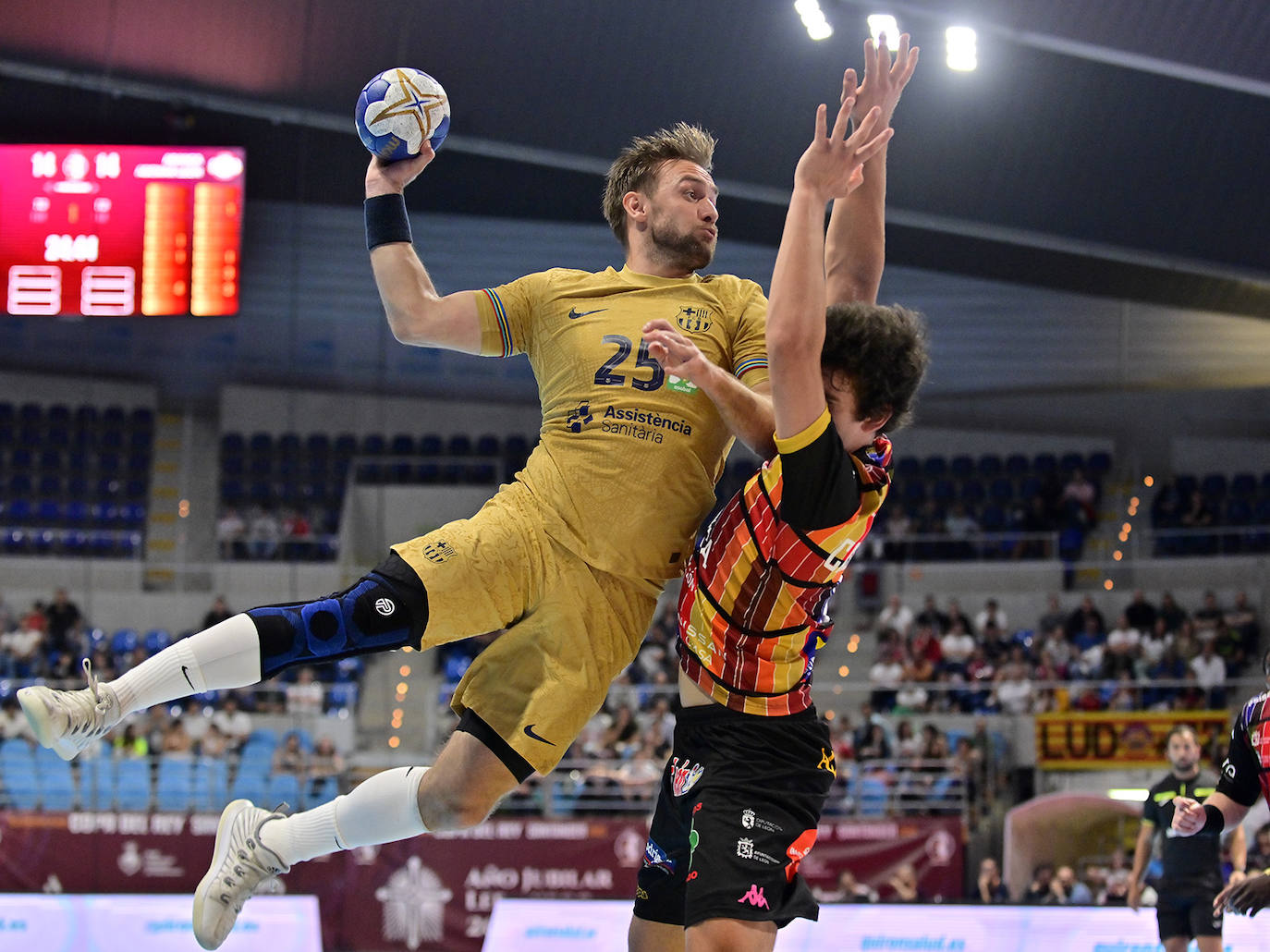 Luka Cindric, central del Barça, busca el disparo mientras Casqueiro, de Ademar, intenta cubrir espacios.