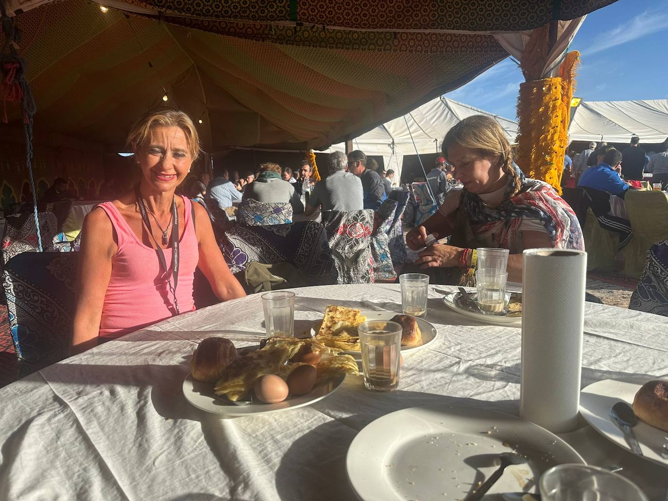 Jaima en la que servían el desayuno antes de salir cada día. Nos levantábamos a las cinco de la mañana para pasar los controles. Comíamos en el coche o cuando teníamos que parar para que se enfriara el motor. Las cenas también se servían en una jaima donde todos participantes compartíamos las aventuras que habíamos vivido durante cada etapa.