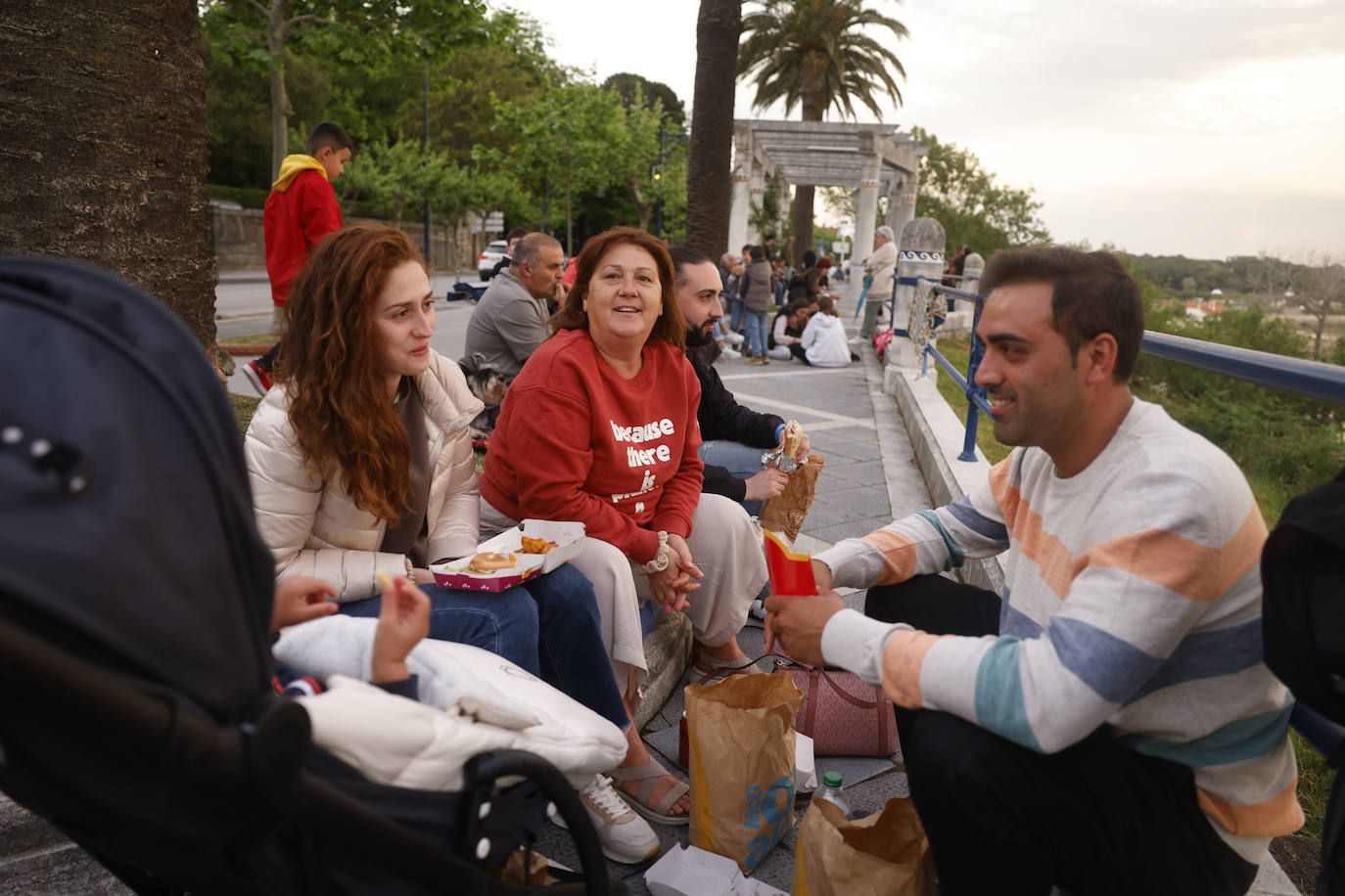 Lucía Martín y su familia llegaron a Santander desde Beranga a las 19.00 horas para encontrar un sitio privilegiado, junto a la barandilla de Reina Victoria. Allí cenaron esperando el inicio del espectáculo.