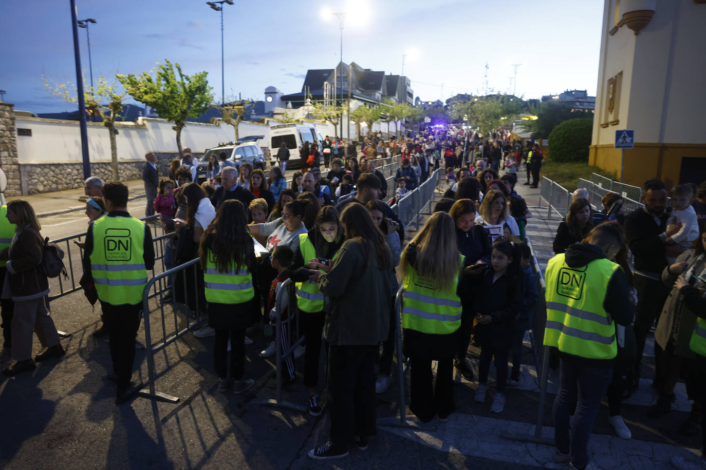 Colas en el acceso a la campa de La Magdalena, que tenía un aforo de 12.000 personas.