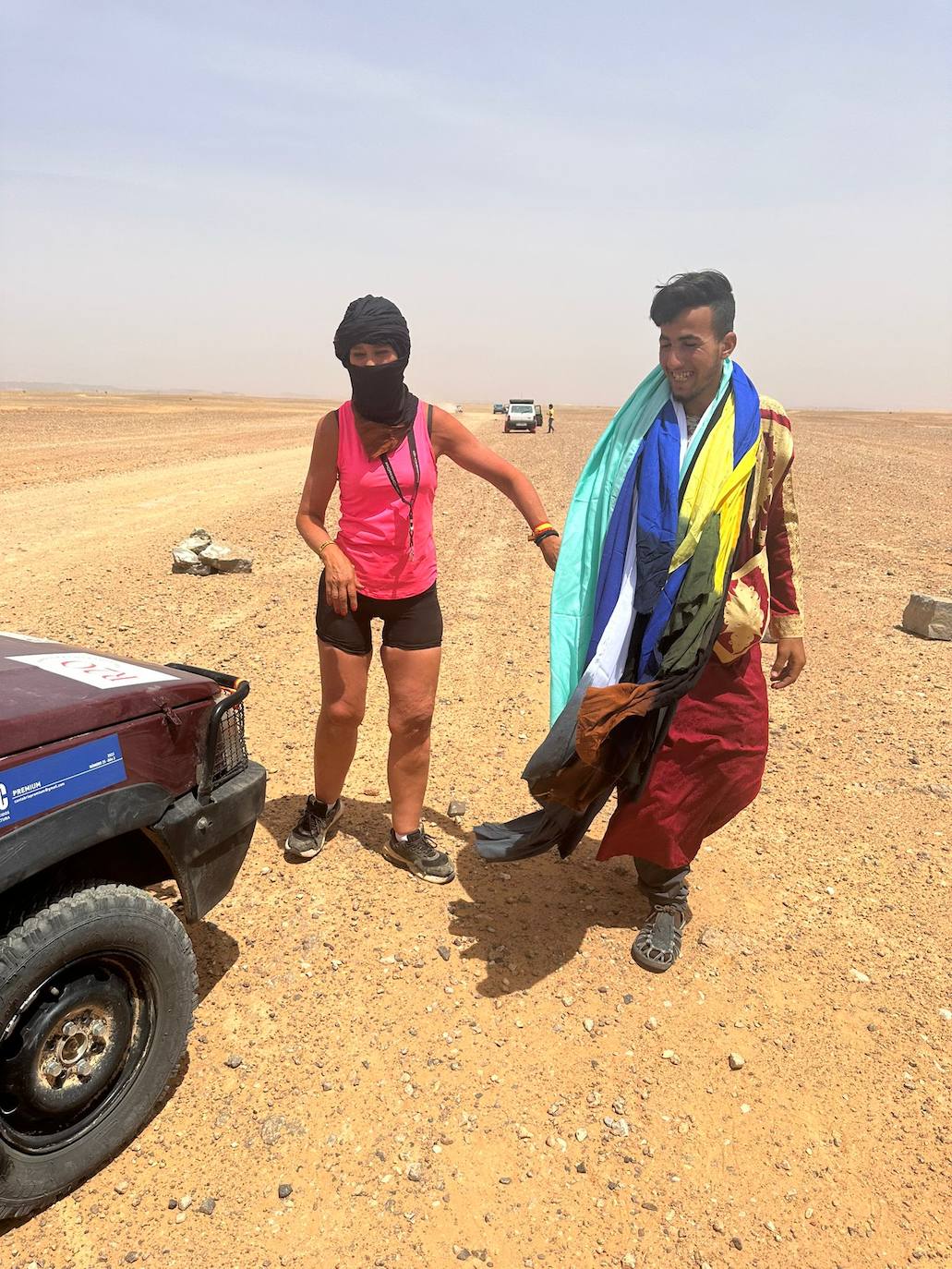 Puestas en ruta de nuevo, nos dirigimos hacia las dunas del Sable. El calor era insoportable, nuestra ilusión por llegar nunca caía. El agua estaba caliente, a temperatura ambiente marcaba unos 50 grados. El coche empezó a fallar de nuevo por las altas temperaturas y se quedó clavado en en mitad de una duna. Nadie podía volver hacia atrás para sacarnos porque también se quedarían atascados. Todos los participantes que pasaban cerca nos miraban pensando que no podríamos salir de allí. Con ilusión y también risas nos pusimos las dos mano a mano y lo conseguimos sacar con mucha pericia y un gran sobreesfuerzo físico y mental. Conseguimos pasar las dunas por donde todavía no había pasado un equipo de mujeres en la historia de la Panda Raid. 