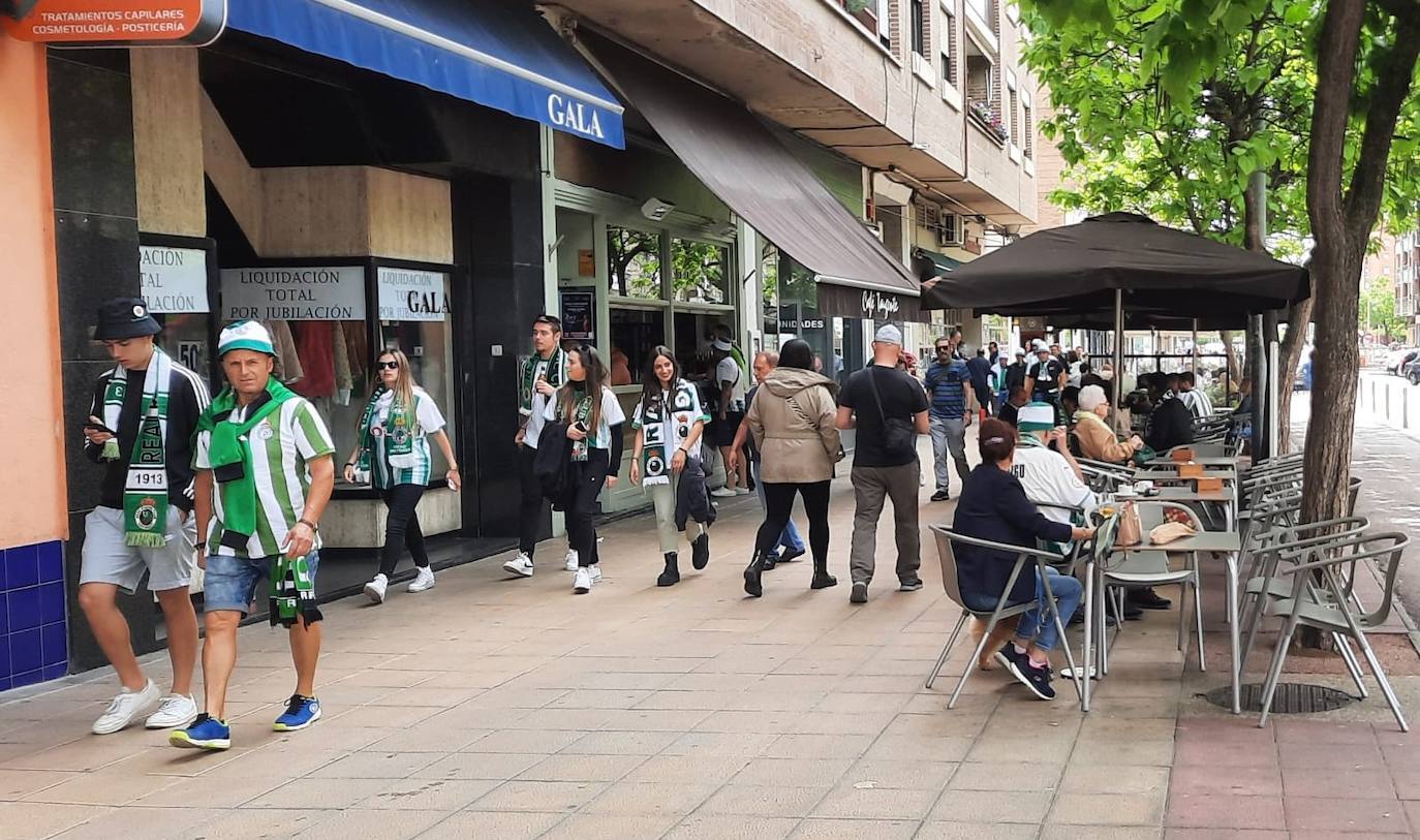 Por las calles de Miranda de Ebro se ven muchas camisetas y bufandas del Racing