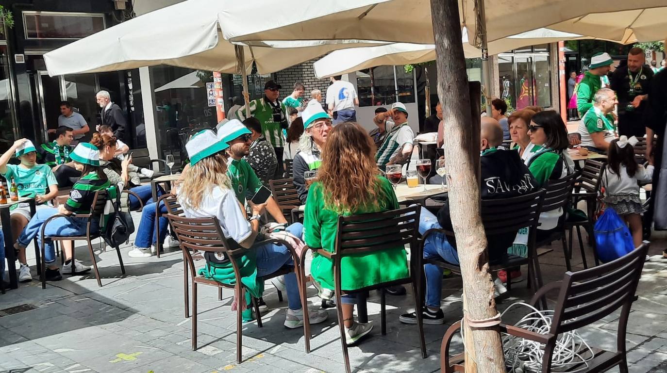 Los gorros del Racing, perfectos para protegerse del sol que hoy brilla en Miranda