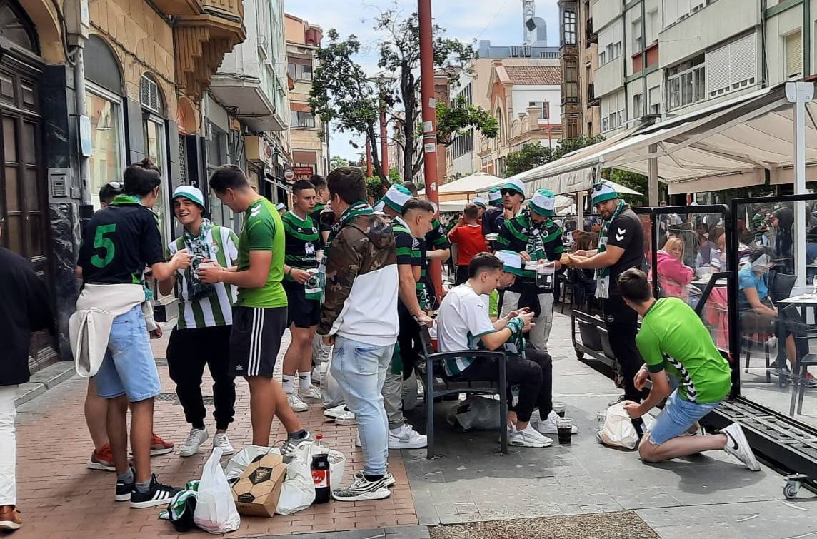 Nutridos grupos de jóvenes del Racing en el centro de Miranda, creando ambiente antes del partido