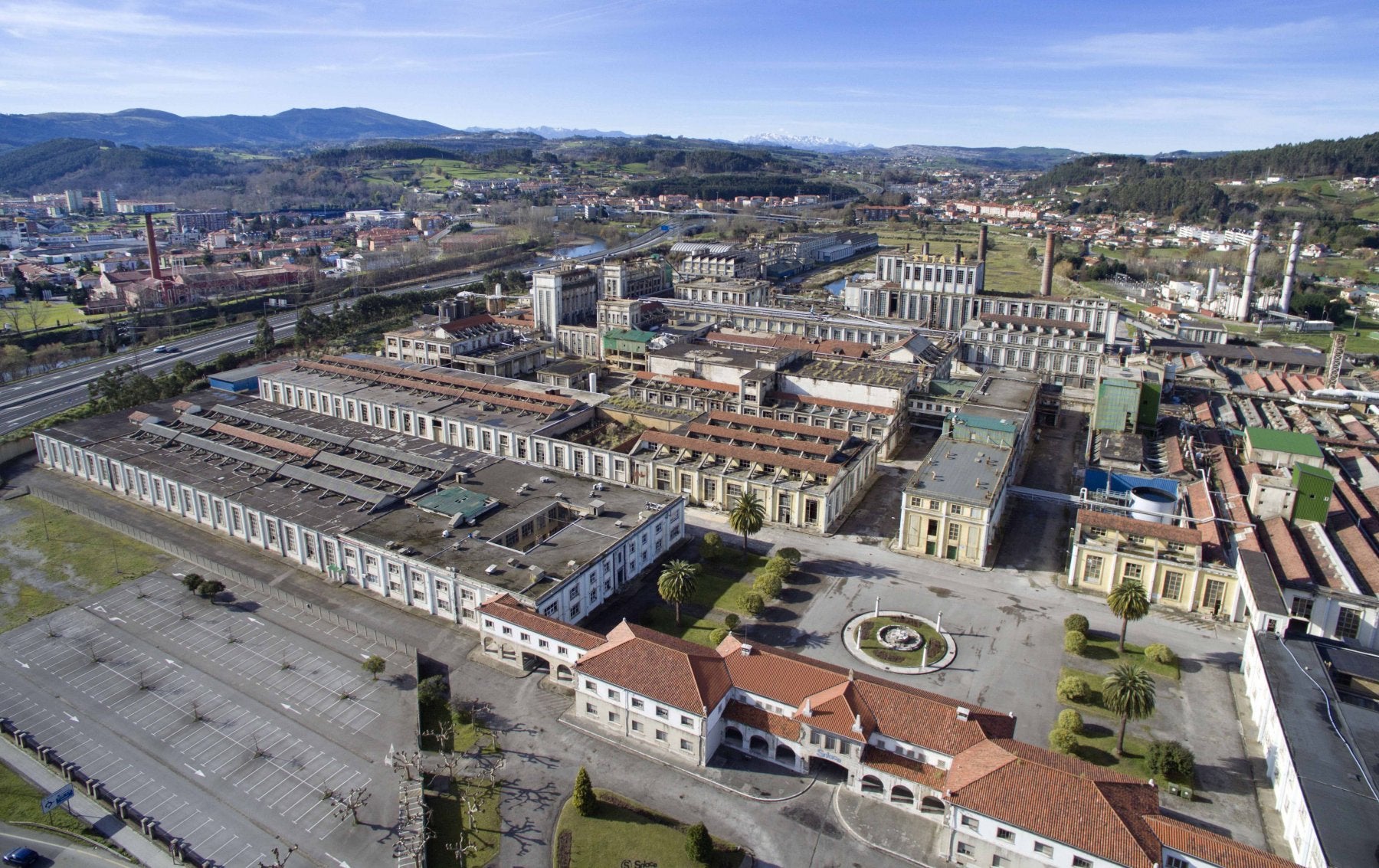 Vista aérea del complejo industrial de Sniace, donde Copsesa y RIC Energy quieren construir una fábrica de hidrógeno verde.