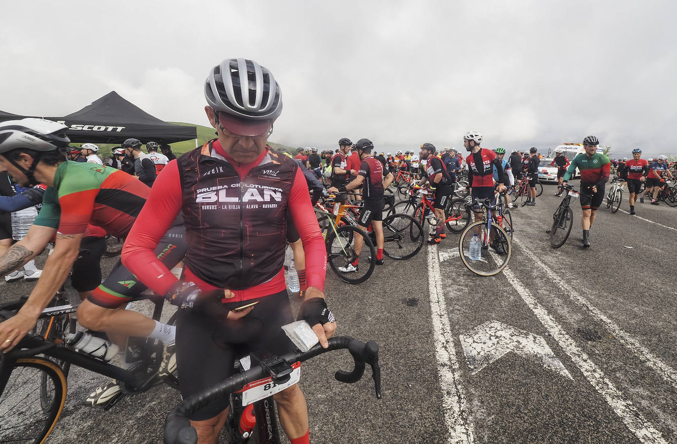 Un participante consulta su móvil durante uno de los avituallamientos.