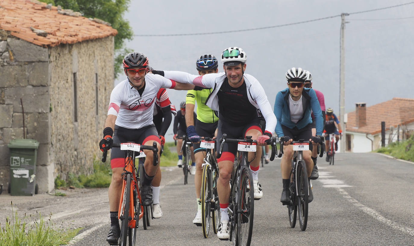 Dos participantes posan para el recuerdo durante La Cantabrona.