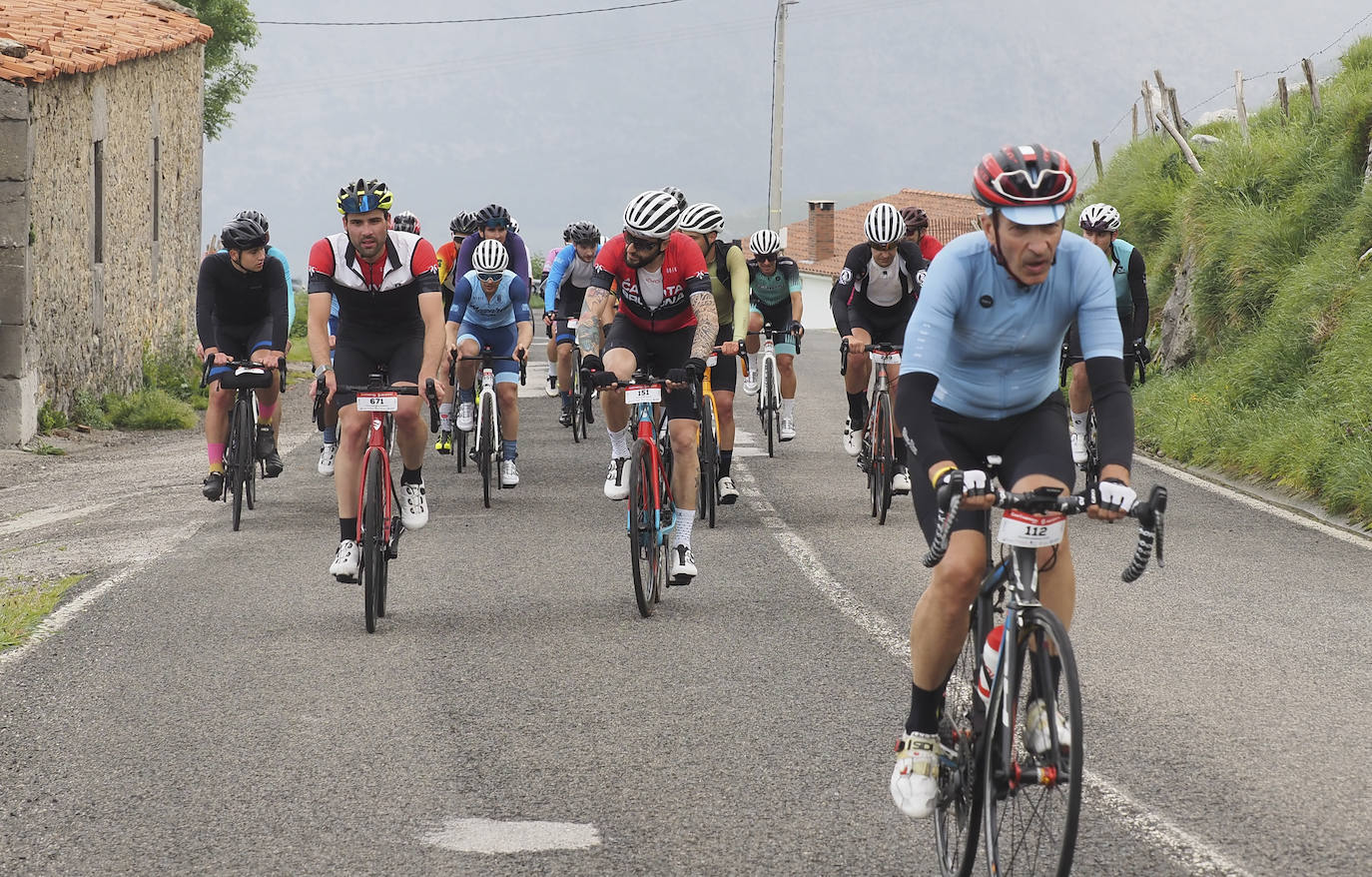 Otro grupo, en pleno esfuerzo.