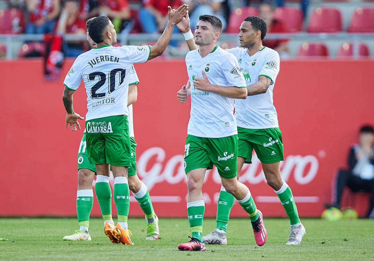 Juergen, de espaldas, choca la mano con Mboula, ante Aldasoro el sábado en Anduva.