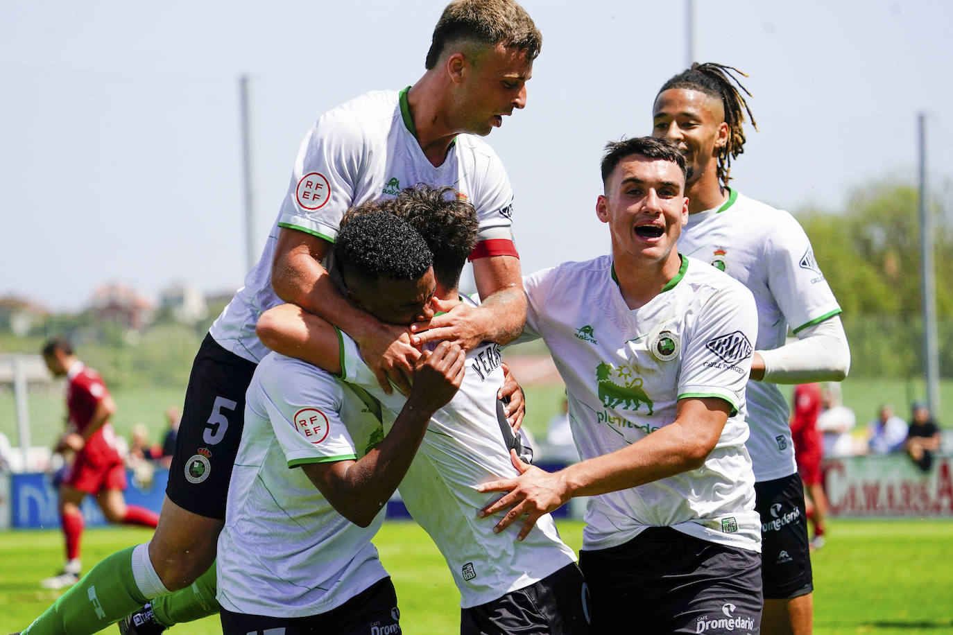 Los jugadores del Rayo festejan la victoria y la permanencia.