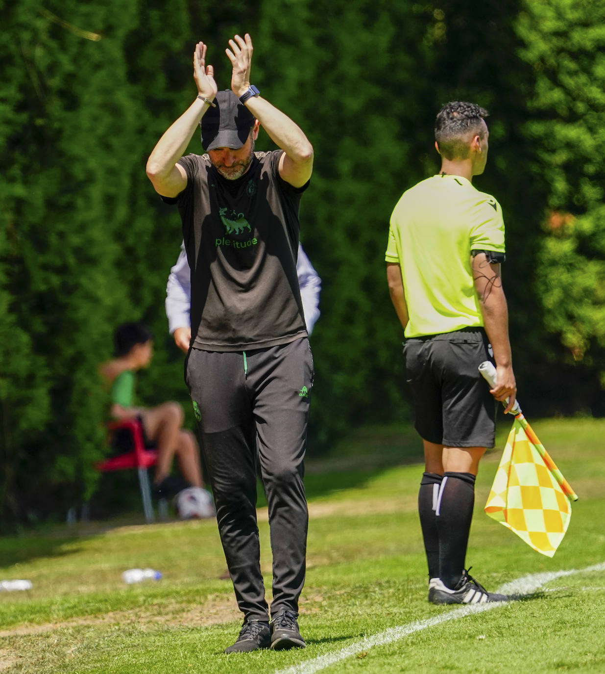 Ezequiel Loza, entrenador del Rayo, aplaude una acción de sus jugadores. 