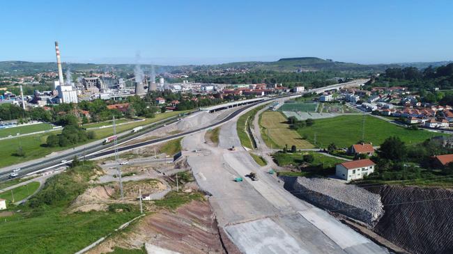 Imagen antes - A la izquierda, imagen que parece un calco de la del año pasado. Aparentemente, la única diferencia es que uno de los ramales ha sido asfaltado. Todo parece listo para la unión con el tercer carril de la A-67 hacia Polanco. A la derecha, imagen de hace un año que se parece mucho a la actual. Poco se ha avanzado en este tiempo. De hecho, es una de las zonas donde menos máquinas se ven trabajando