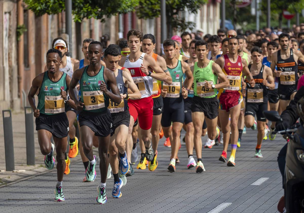 Rodrigue Kwizera (3) y Thiery Ndikumwenayo lideran el grupo en los primeros kilómetros de ayer.