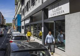 Una de las habitaciones del hotel, con terraza.