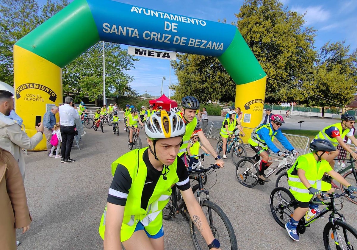 El día de la Bicicleta contó en Bezana con la participación de más de 300 personas.