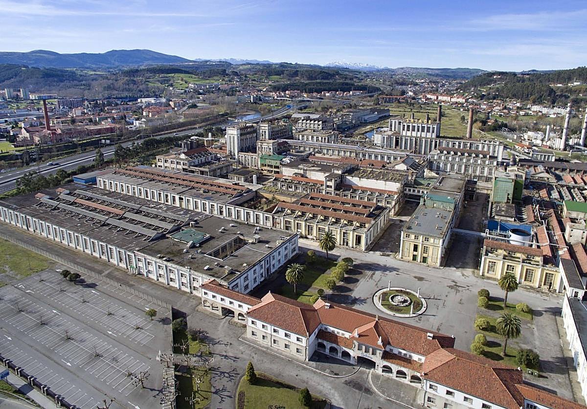 Vista aérea del complejo industrial de Sniace, donde Copsesa y RIC Energy quieren construir una fábrica de hidrógeno verde.