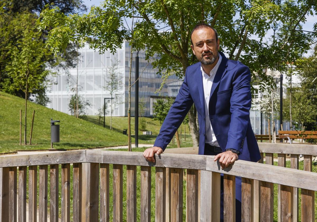 El hoy regidor y concejal de Urbanismo, Javier López Estrada, en el parque de Miravalles de Torrelavega.