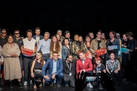 Foto de familia de los premiados y la organización de los Premios Sisión Vermú.