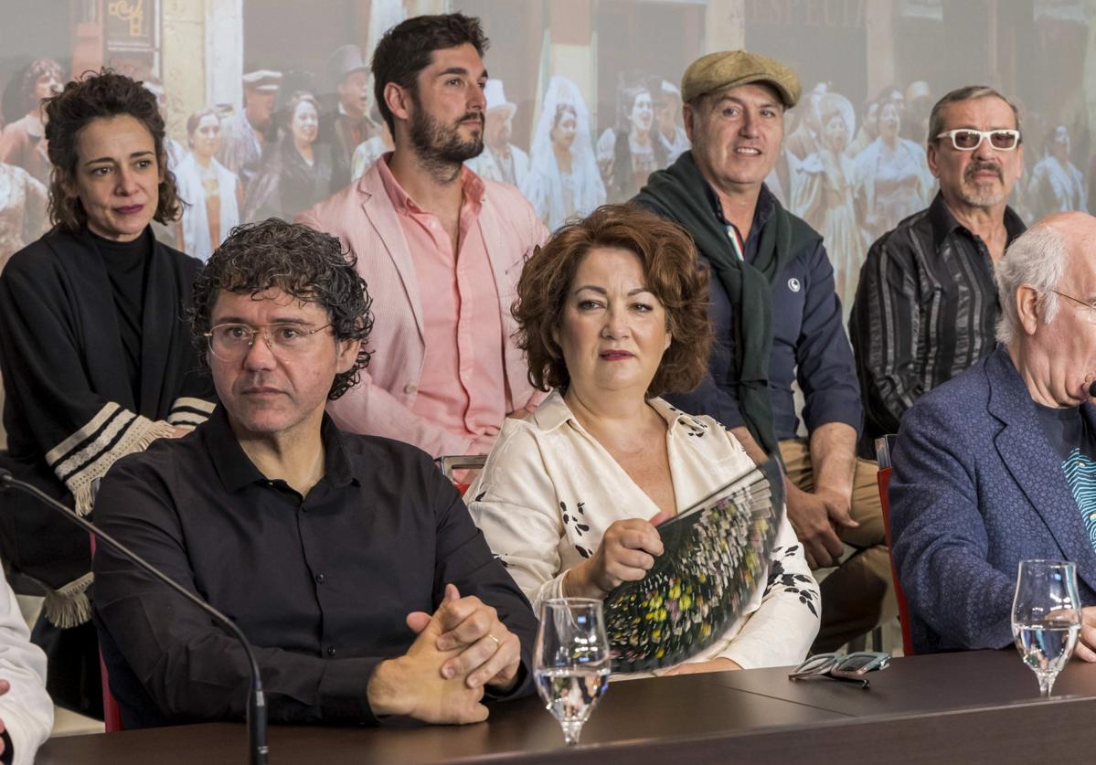 Los cantantes cántabros Manuel de Diego y Marina Pardo, durante la presentación de la zarzuela que se ofrece este fin de semana.