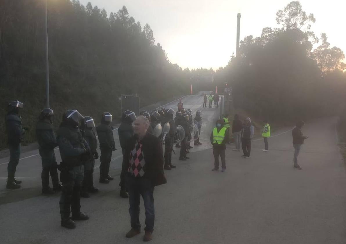 Policía y trabajadores en la entrada a la planta de Meruelo, este lunes a primera hora de la mañana.