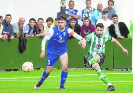 Cantero, del Albericia, y Fresno, del Vimenor, durante un partido.