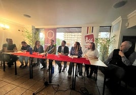 Los candidatos de la coalición de Izquierda Unida y Podemos durante la presentación de su proyecto para Laredo.