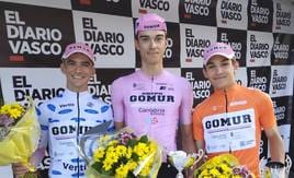 Samuel Fernández, Daniel Martín y Daniel Cavia, tras la Vuelta al Bidasoa.