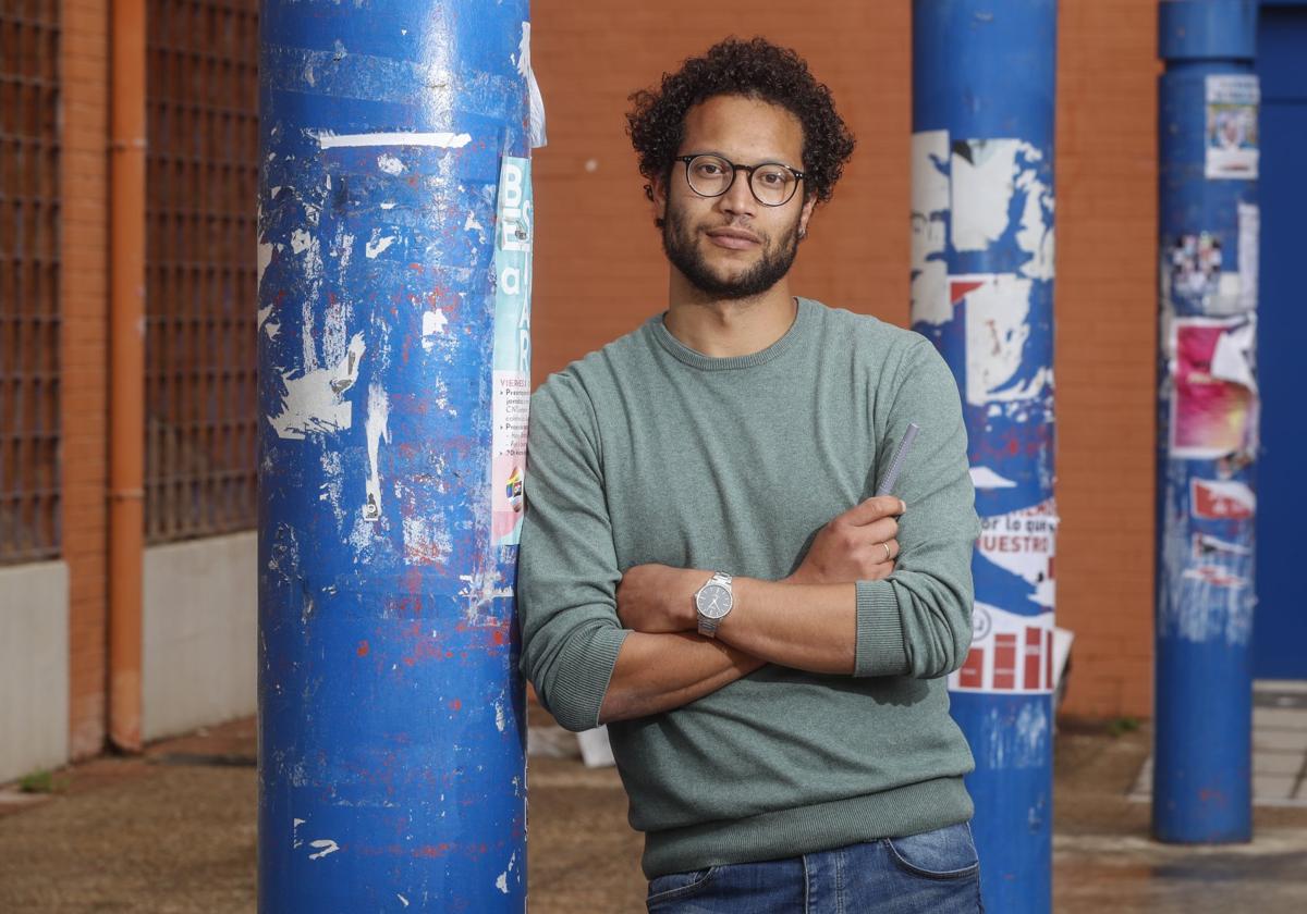 Keruin P. Martínez eligió fotografiarse en el Edificio Interfacultativo de la UC, donde da clases de Historia como profesor sustituto.