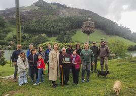 En el centro, José Quintana portando la placa que le entregó la alcaldesa de Medio Cudeyo, María Higuera, a la derecha su mujer Rosa y su hijo Pedro rodeados de amigos.