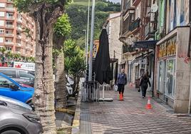 Los locales de la calle del Paseo trabajan con las puertas cerradas para evitar que entren roedores.