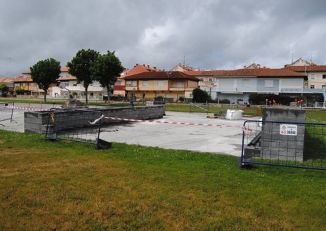 Imagen secundaria 1 - Las nuevas pistas de skate park del Pasaje y la renovación de la pista del Secadero donde se han colocado nuevas canastas.