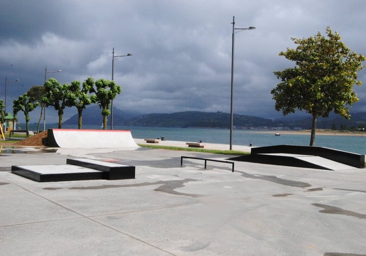 Imagen principal - Las nuevas pistas de skate park del Pasaje y la renovación de la pista del Secadero donde se han colocado nuevas canastas.