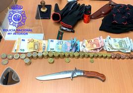 La navaja, prendas y el dinero incautados al detenido.