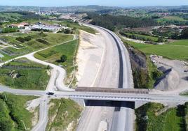 Imagen aérea del nuevo ramal de autovía que conectará Sierrapando con Barreda.