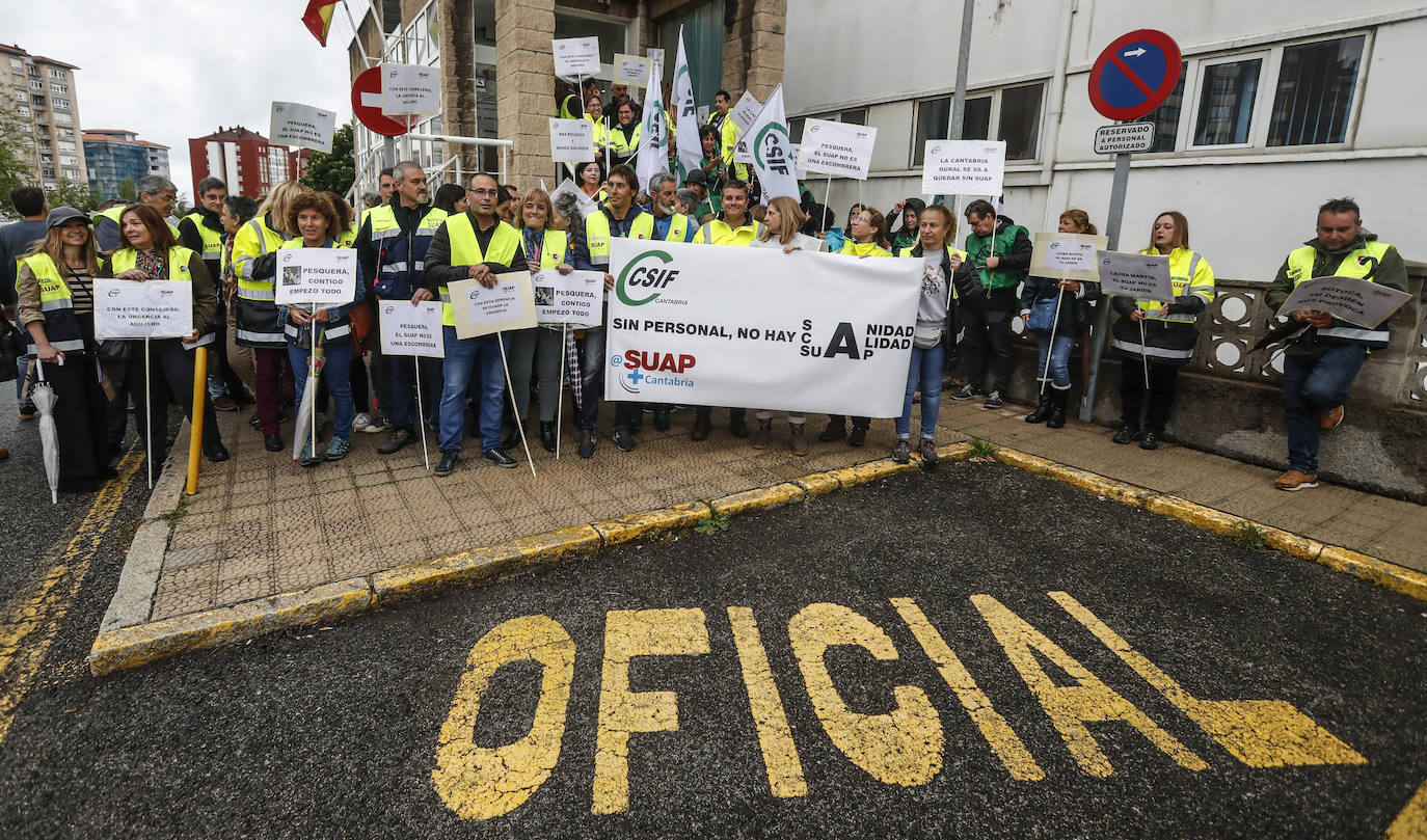 'Pesquera, contigo empezó todo' o 'sin personal no hay SCS ni sanidad ni calidad ni SUAP' son algunos de los lemas de las pancartas