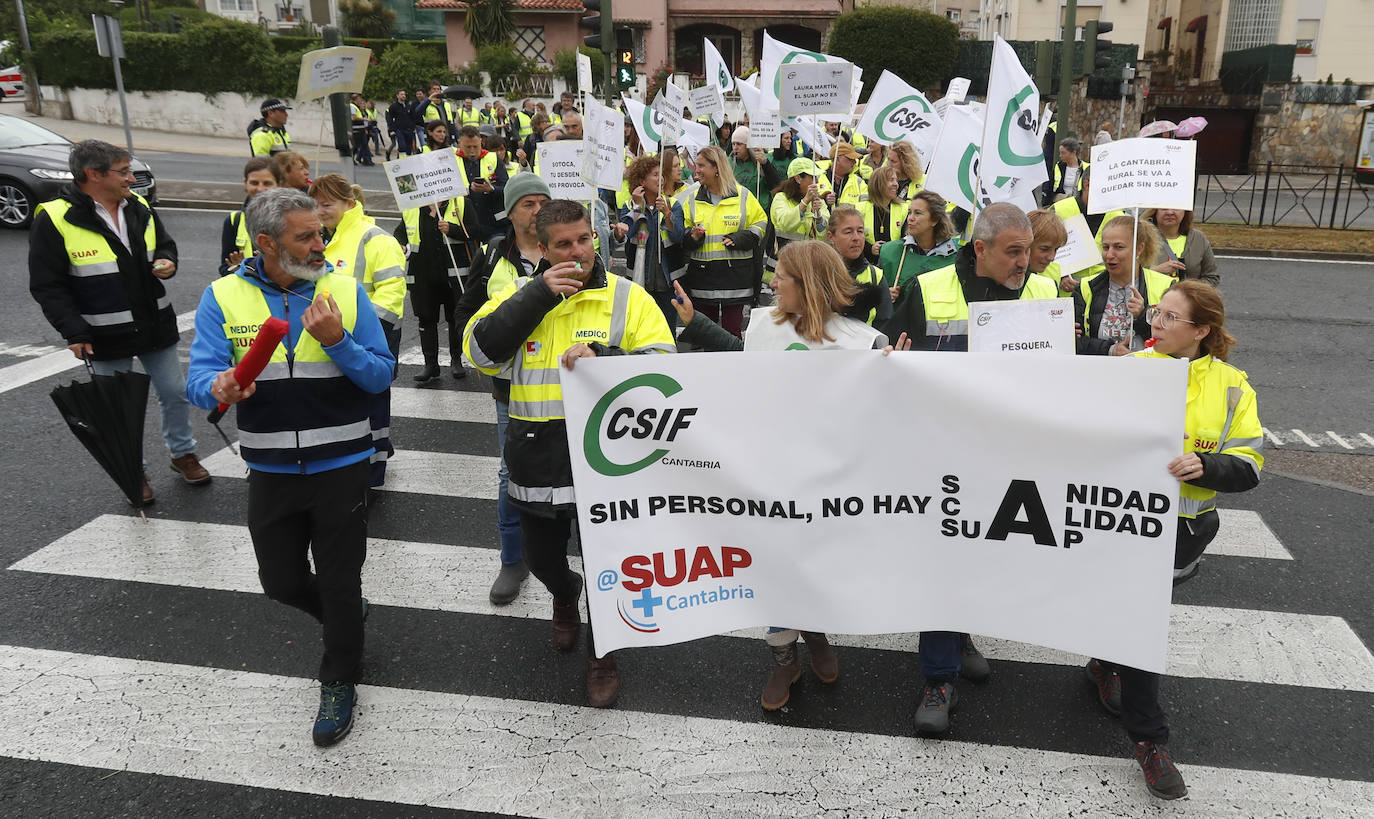 Han realizado una parada frente a la Gerencia de Atención Primaria (centro de salud de Vargas) antes de continuar por la calle Burgos para atravesar después el túnel de Pasaje de Peña en dirección a la sede del despacho de Raúl Pesquera